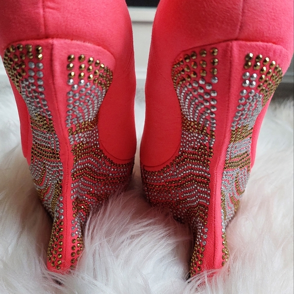 Unique Woman Heels - Picture 7 of 7